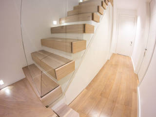 ​A minimalist floating staircase with oak-clad treads and glass wall balustrades, Railing London Ltd Railing London Ltd 現代風玄關、走廊與階梯