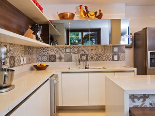 Residência Jardim Pernambuco - Leblon, Adoro Arquitetura Adoro Arquitetura Modern Kitchen Wood Beige