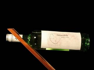 Freischwebender Weinflaschenhalter „Trä“, Holzverliebt Holzverliebt Comedores de estilo ecléctico Madera Acabado en madera