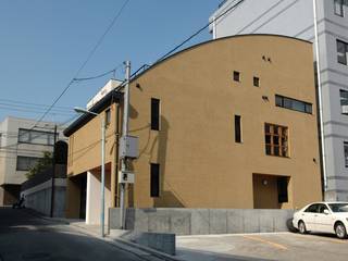 市ヶ谷の家（都市型２世帯住宅・中庭のある外断熱の家）, 中川龍吾建築設計事務所 中川龍吾建築設計事務所 Moderne Häuser Stahlbeton Braun