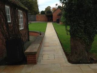 BEAUTIFUL STONE PAVING: A wide selection of shades, sizes and finishes, BARTON FIELDS PATIO & LANDSCAPE CENTRE BARTON FIELDS PATIO & LANDSCAPE CENTRE Modern garden Sandstone