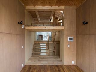 House in Osaki, Kentaro Maeda Architects Kentaro Maeda Architects Modern living room Solid Wood Multicolored