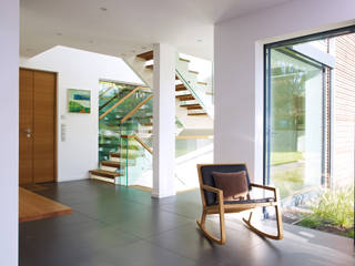 Hall Baufritz (UK) Ltd. Moderner Flur, Diele & Treppenhaus
