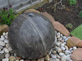 NATURAL STONE DRILLED SPHERE WATER FEATURES, BARTON FIELDS PATIO & LANDSCAPE CENTRE BARTON FIELDS PATIO & LANDSCAPE CENTRE Nowoczesny ogród Wapień