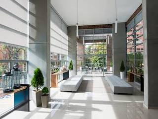 Lobby Finito Apartamentos para Coninsa Ramón H, Maria Mentira Studio Maria Mentira Studio Ausgefallener Flur, Diele & Treppenhaus Holz Grau