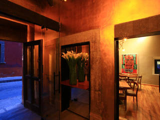 Hotel Dos Casas en San Miguel de Allende, Germán Velasco Arquitectos Germán Velasco Arquitectos Moderner Flur, Diele & Treppenhaus