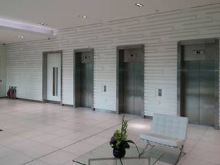 Bespoke coloured glass wall cladding in reception area, Ion Glass Ion Glass Espacios comerciales Vidrio