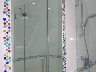 Bespoke walk in shower under eaves , Ion Glass Ion Glass Baños de estilo moderno Vidrio