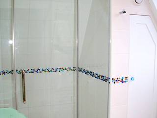 Bespoke walk in shower under eaves , Ion Glass Ion Glass Baños de estilo moderno Vidrio