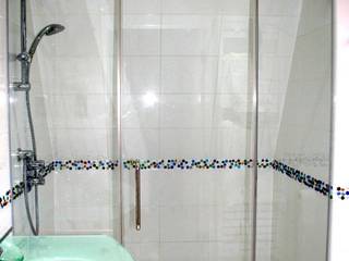 Bespoke walk in shower under eaves , Ion Glass Ion Glass Baños de estilo moderno Vidrio