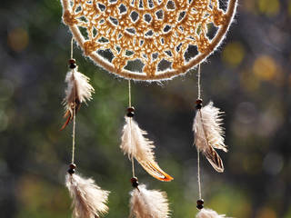Attrape-rêves amérindien, napperon crochet écru et plumes naturelles de faisan , SARAYANA SARAYANA Eclectic style bedroom Feathers Black