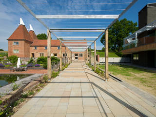 Little England Farm - Oast, BBM Sustainable Design Limited BBM Sustainable Design Limited Балкон и терраса в стиле модерн