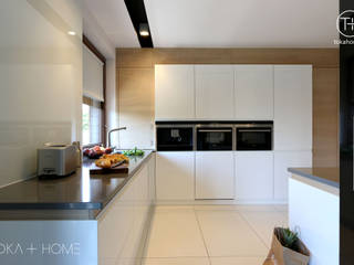 ZGODNIE Z PLANEM- biała kuchnia z drewnem , TOKA + HOME TOKA + HOME Modern kitchen لکڑی پلاسٹک جامع