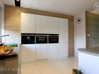 ZGODNIE Z PLANEM- biała kuchnia z drewnem , TOKA + HOME TOKA + HOME 現代廚房設計點子、靈感&圖片 塑木複合材料