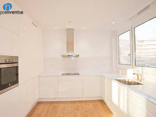 Reforma integral en Gran Via Carles III, Grupo Inventia Grupo Inventia Modern kitchen Engineered Wood Transparent