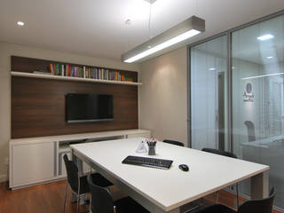 Escritório de Contabilidade, Stefani Arquitetura Stefani Arquitetura Commercial spaces MDF White