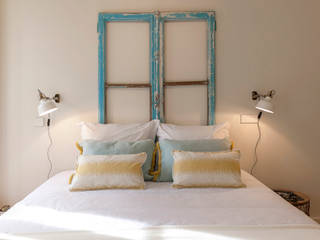 APARTAMENTOS PARA TURISMO / Short term rental apartments, Staging Factory Staging Factory BedroomBeds & headboards Wood Blue