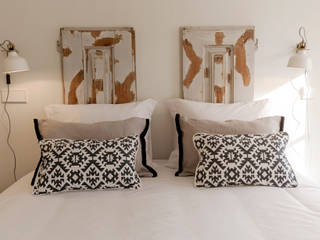 APARTAMENTOS PARA TURISMO / Short term rental apartments, Staging Factory Staging Factory Bedroom Beds & headboards