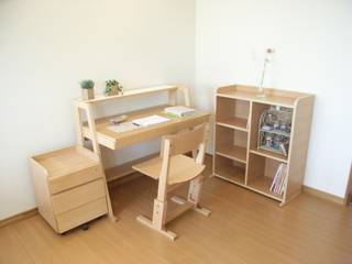 デスク, 株式会社 大雪木工 株式会社 大雪木工 Scandinavian style nursery/kids room Wood Wood effect