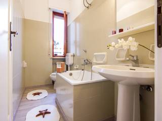 Home Staging Bilocale ad Andorra, Vivere lo Stile Vivere lo Stile Mediterranean style bathroom Bathtubs & showers