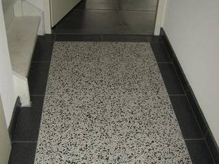 Terrazzo vloer in tegelvorm - hip, handig en zo jaren '70!, MAWI Tegels B.V. MAWI Tegels B.V. Corredores, halls e escadas clássicos Granito