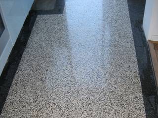 Terrazzo vloer in tegelvorm - hip, handig en zo jaren '70!, MAWI Tegels B.V. MAWI Tegels B.V. ห้องน้ำ กระเบื้อง