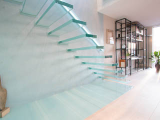 ​A single-flight cantilever staircase crafted in toughened, laminated glass, Railing London Ltd Railing London Ltd Modern Corridor, Hallway and Staircase