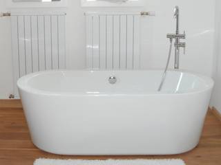 Almeria - freistehende Acryl-Badewanne , Maxxwell AG Maxxwell AG Moderne Badezimmer Weiß