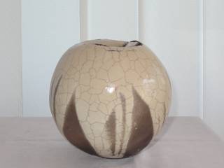 Raku Kugelvase, Keramik - Helgard Tscherwitschke Keramik - Helgard Tscherwitschke クラシックデザインの リビング