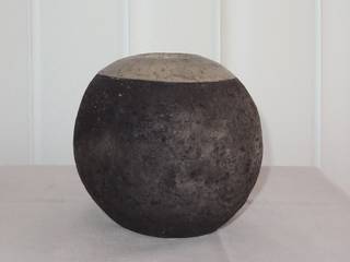 Runde Raku-Vase (klein), Keramik - Helgard Tscherwitschke Keramik - Helgard Tscherwitschke Other spaces