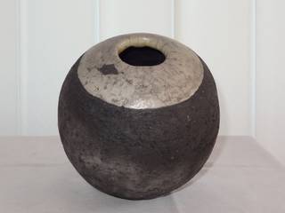 Runde Raku-Vase (klein), Keramik - Helgard Tscherwitschke Keramik - Helgard Tscherwitschke その他のスペース