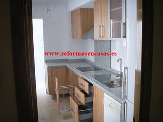 REFORMAS DE COCINAS, REFORMAS EN CASAS REFORMAS EN CASAS 現代廚房設計點子、靈感&圖片