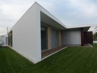 Moradia em Oliveira de Azeméis, Paulo Valente lda Paulo Valente lda Rumah Modern Komposit Kayu-Plastik