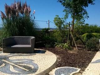 Terraço em calçada no centro de jardim de moradia privada, Óbidos, ROC2C_Calçada Portuguesa ROC2C_Calçada Portuguesa Tropikal Bahçe Kireçtaşı