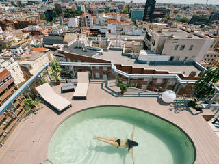 “Un chalet en el cielo de Madrid”, ImagenSubliminal ImagenSubliminal モダンスタイルの プール