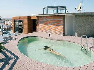 “Un chalet en el cielo de Madrid”, ImagenSubliminal ImagenSubliminal Hồ bơi phong cách hiện đại