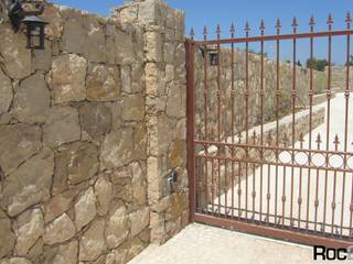 Arranjos Exteriores, Calçada à Portuguesa e Muros em Pedra, Albufeira, Algarve, ROC2C_Calçada Portuguesa ROC2C_Calçada Portuguesa ラスティックデザインの テラス 石灰岩