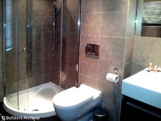 Bathroom Fitters in Archway Casas de banho modernas por Builders Archway Moderno