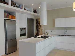 Design & Feng Shui, The Creative Apartment The Creative Apartment Modern style kitchen Wood White