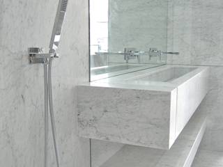 Carrara Marble Shower room, Ogle luxury Kitchens & Bathrooms Ogle luxury Kitchens & Bathrooms Kamar Mandi Modern Batu