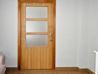 Carpintería integral en casa de pueblo, MUDEYBA S.L. MUDEYBA S.L. Eclectic style doors Wood Grey