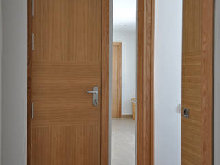 Carpintería integral en casa de pueblo, MUDEYBA S.L. MUDEYBA S.L. Eclectic style doors Wood Grey