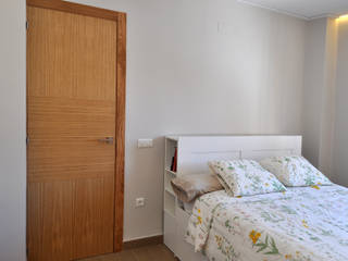 Carpintería integral en casa de pueblo, MUDEYBA S.L. MUDEYBA S.L. Eclectic style bedroom Wood Wood effect Beds & headboards