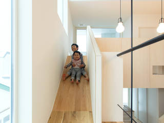スベリ台のある家, 一級建築士事務所 Atelier Casa 一級建築士事務所 Atelier Casa Eclectic style corridor, hallway & stairs Wood