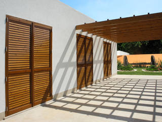 PERGOLA Y VENTANAS, RIBA MASSANELL S.L. RIBA MASSANELL S.L. Nowoczesne okna i drzwi Drewno O efekcie drewna