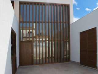 PERGOLA Y VENTANAS, RIBA MASSANELL S.L. RIBA MASSANELL S.L. Modern Windows and Doors Wood Wood effect