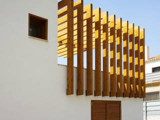 PERGOLA Y VENTANAS, RIBA MASSANELL S.L. RIBA MASSANELL S.L. ระเบียง, นอกชาน ไม้ Wood effect