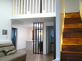 복층 24평형 신혼집 아파트 , 로움 건축과 디자인 로움 건축과 디자인 Couloir, entrée, escaliers modernes