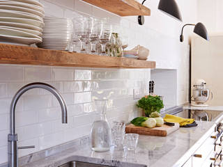 Light Filled Traditional Kitchen Holloways of Ludlow Bespoke Kitchens & Cabinetry Cucina in stile classico Marmo Bianco