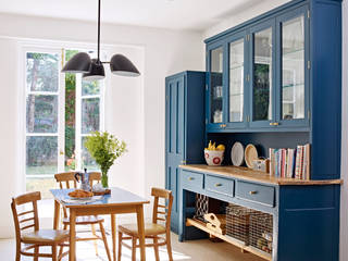 Light Filled Traditional Kitchen, Holloways of Ludlow Bespoke Kitchens & Cabinetry Holloways of Ludlow Bespoke Kitchens & Cabinetry Classic style kitchen Wood Blue